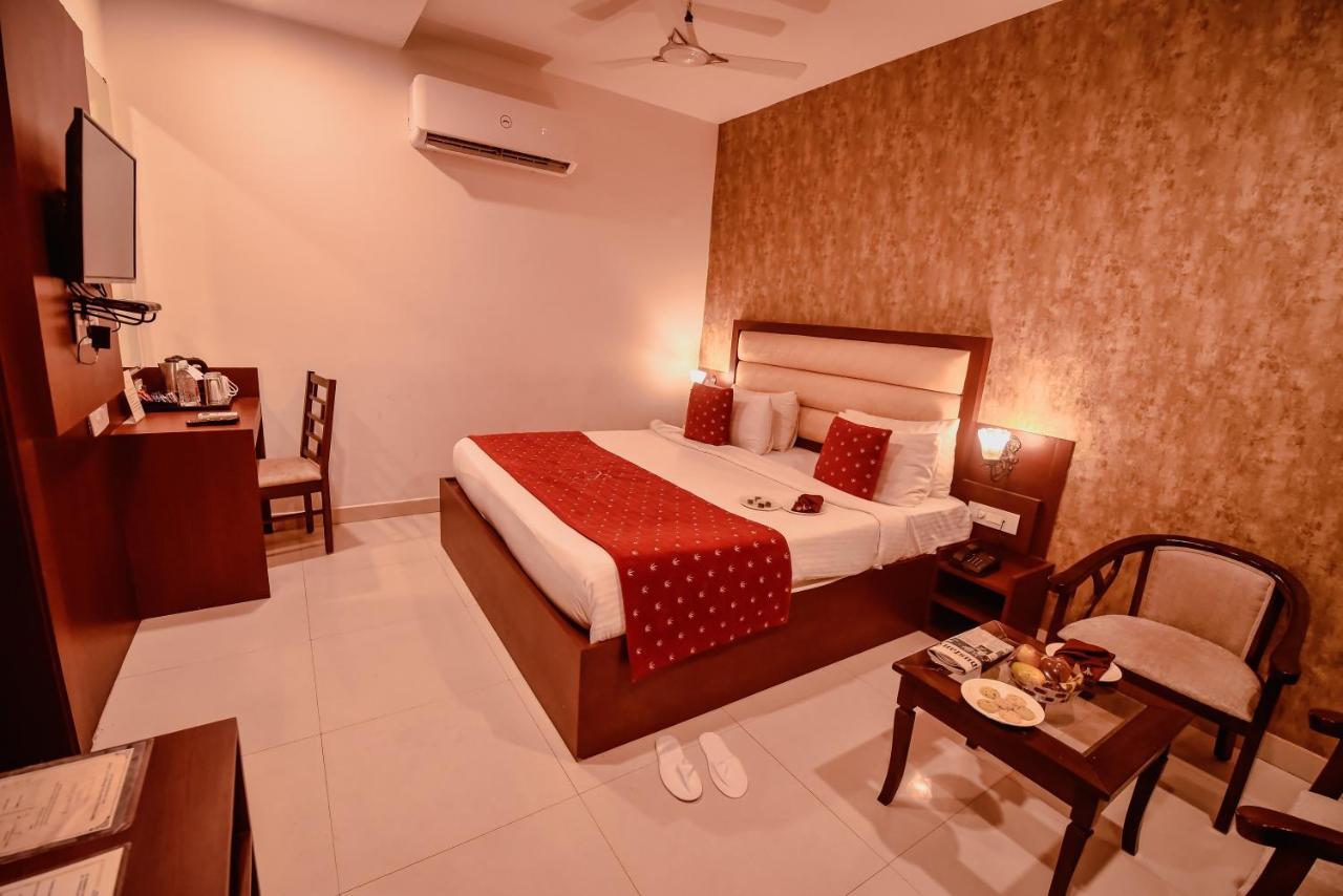 Konark Grand Hotel Mirzāpur Dış mekan fotoğraf
