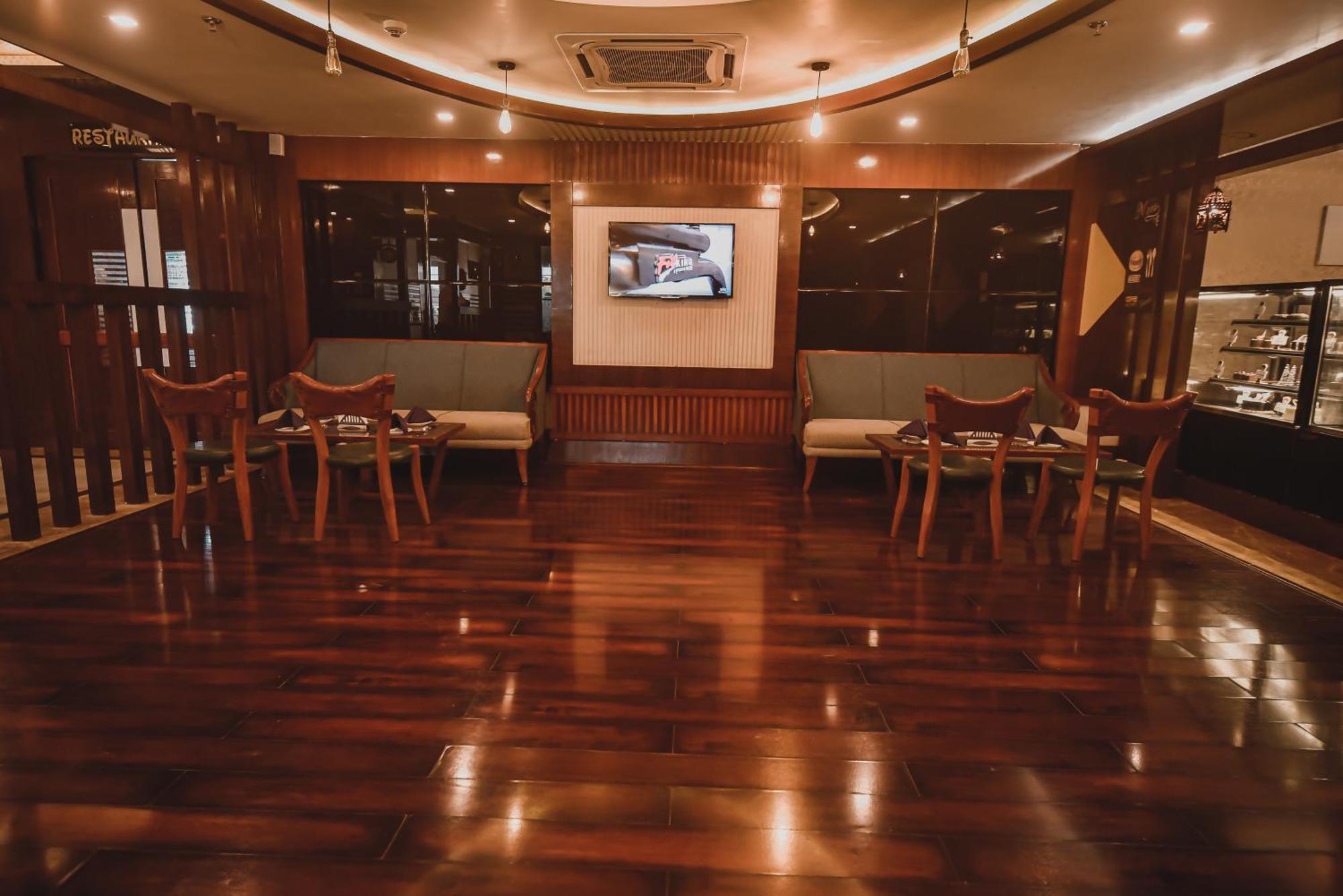 Konark Grand Hotel Mirzāpur Dış mekan fotoğraf