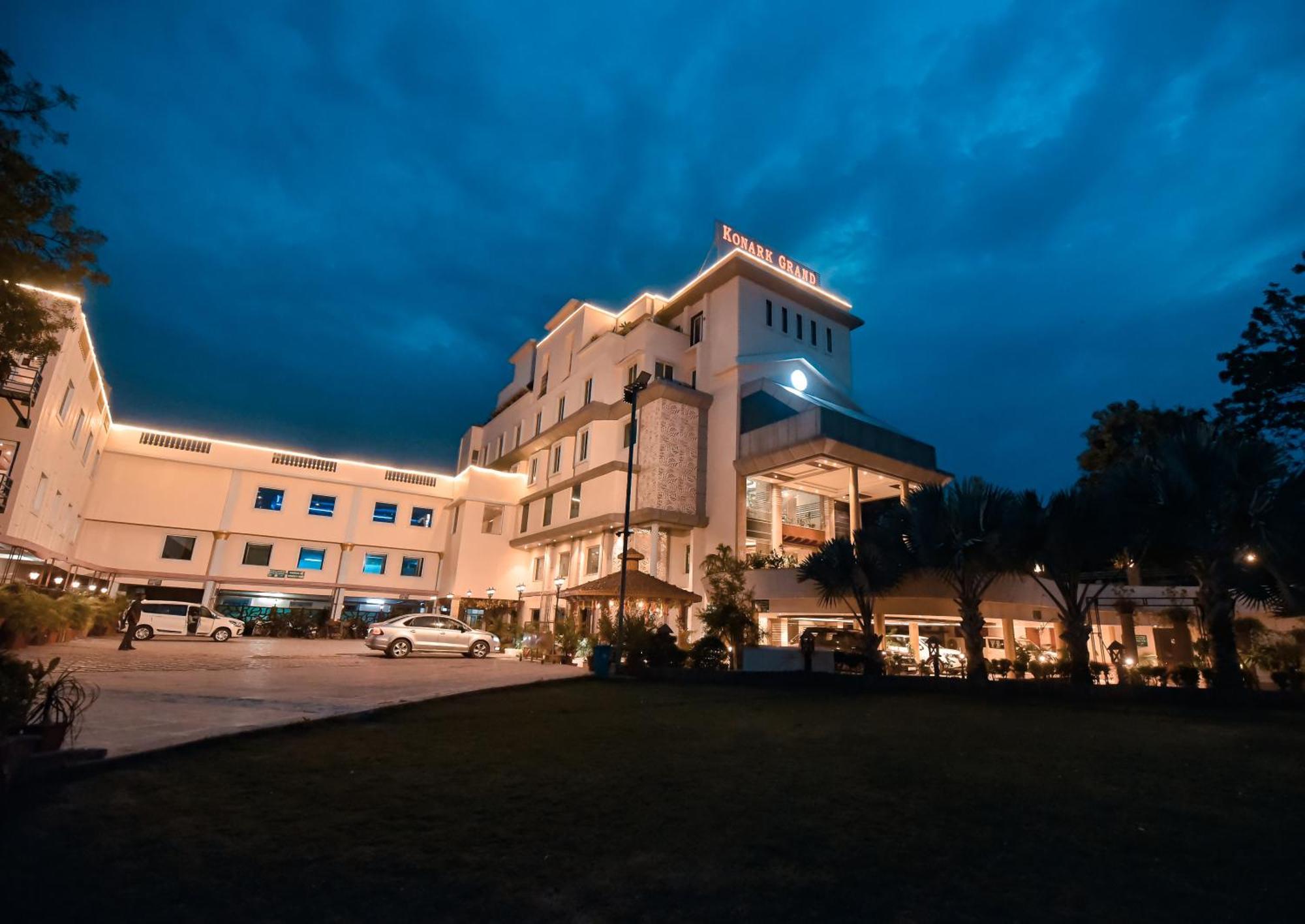 Konark Grand Hotel Mirzāpur Dış mekan fotoğraf