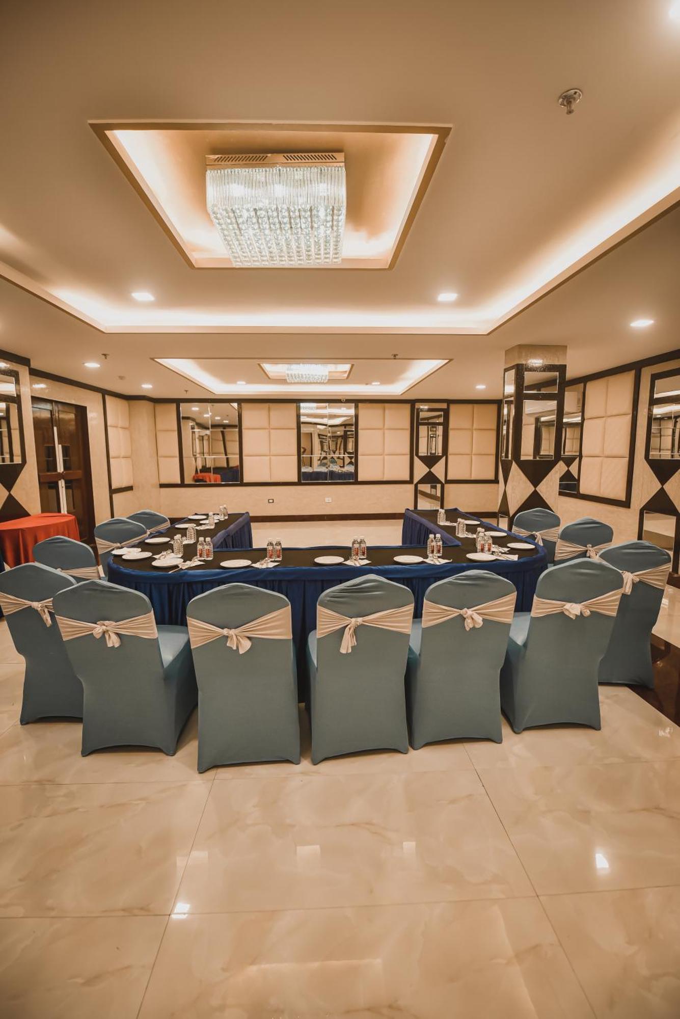 Konark Grand Hotel Mirzāpur Dış mekan fotoğraf