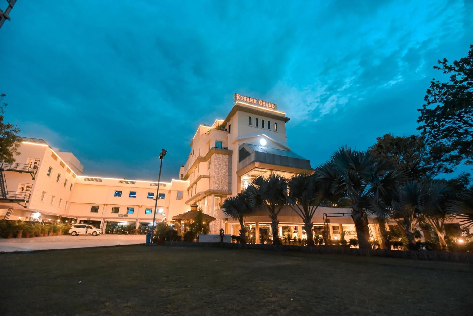 Konark Grand Hotel Mirzāpur Dış mekan fotoğraf