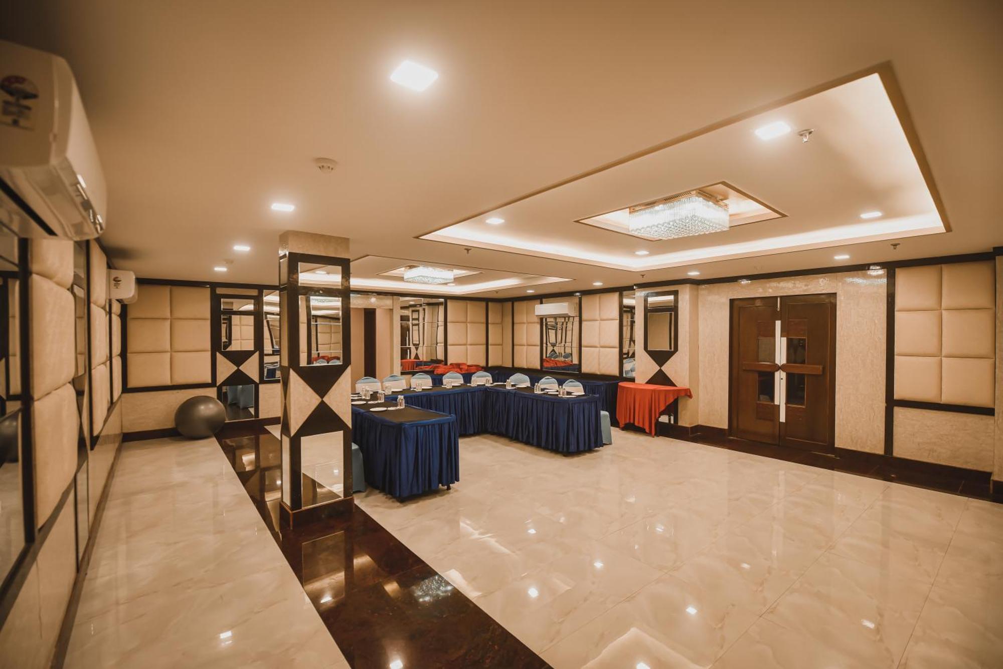 Konark Grand Hotel Mirzāpur Dış mekan fotoğraf