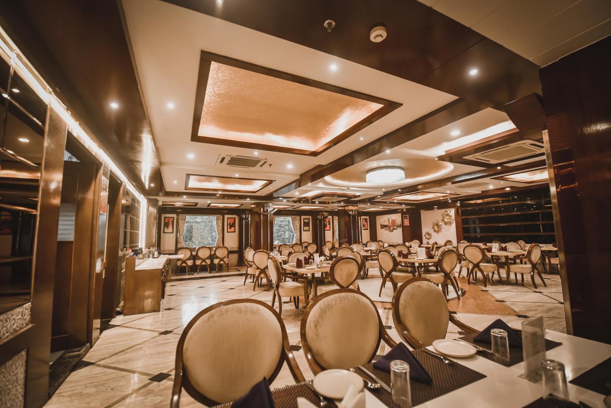 Konark Grand Hotel Mirzāpur Dış mekan fotoğraf