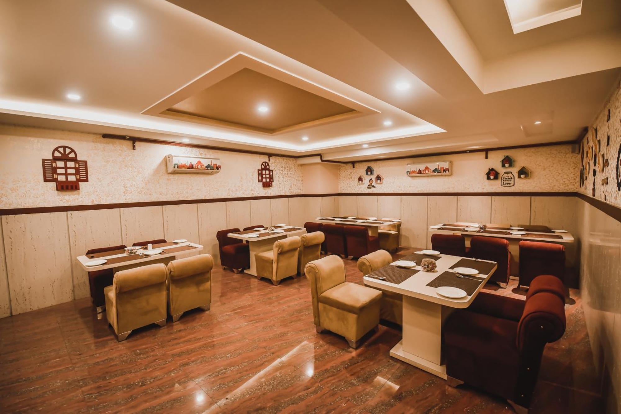 Konark Grand Hotel Mirzāpur Dış mekan fotoğraf