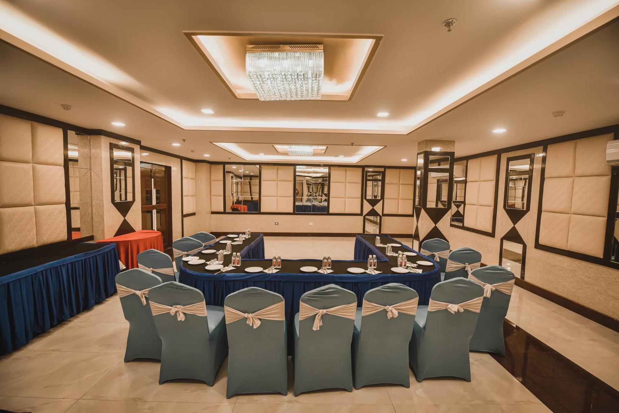 Konark Grand Hotel Mirzāpur Dış mekan fotoğraf