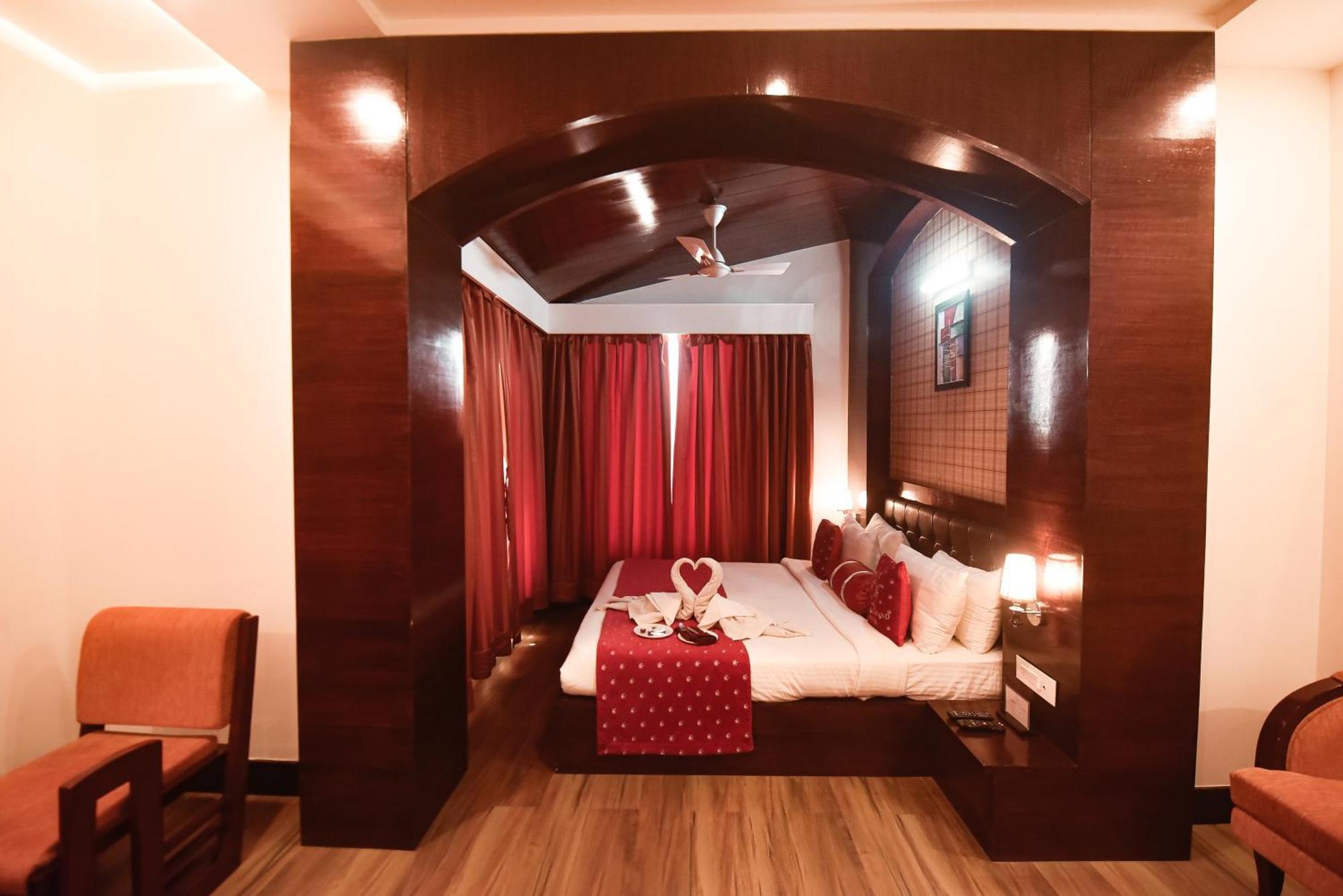 Konark Grand Hotel Mirzāpur Dış mekan fotoğraf