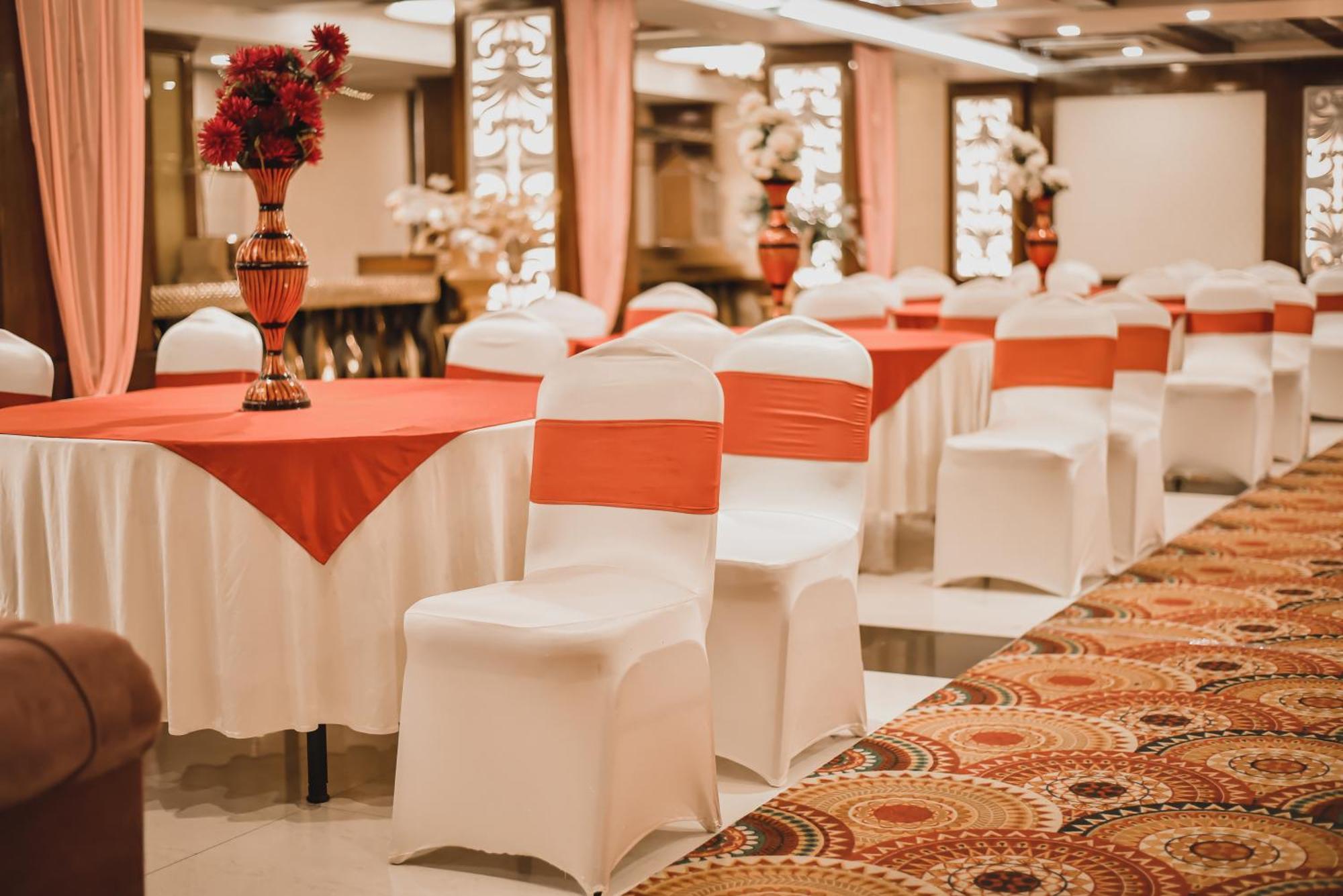 Konark Grand Hotel Mirzāpur Dış mekan fotoğraf