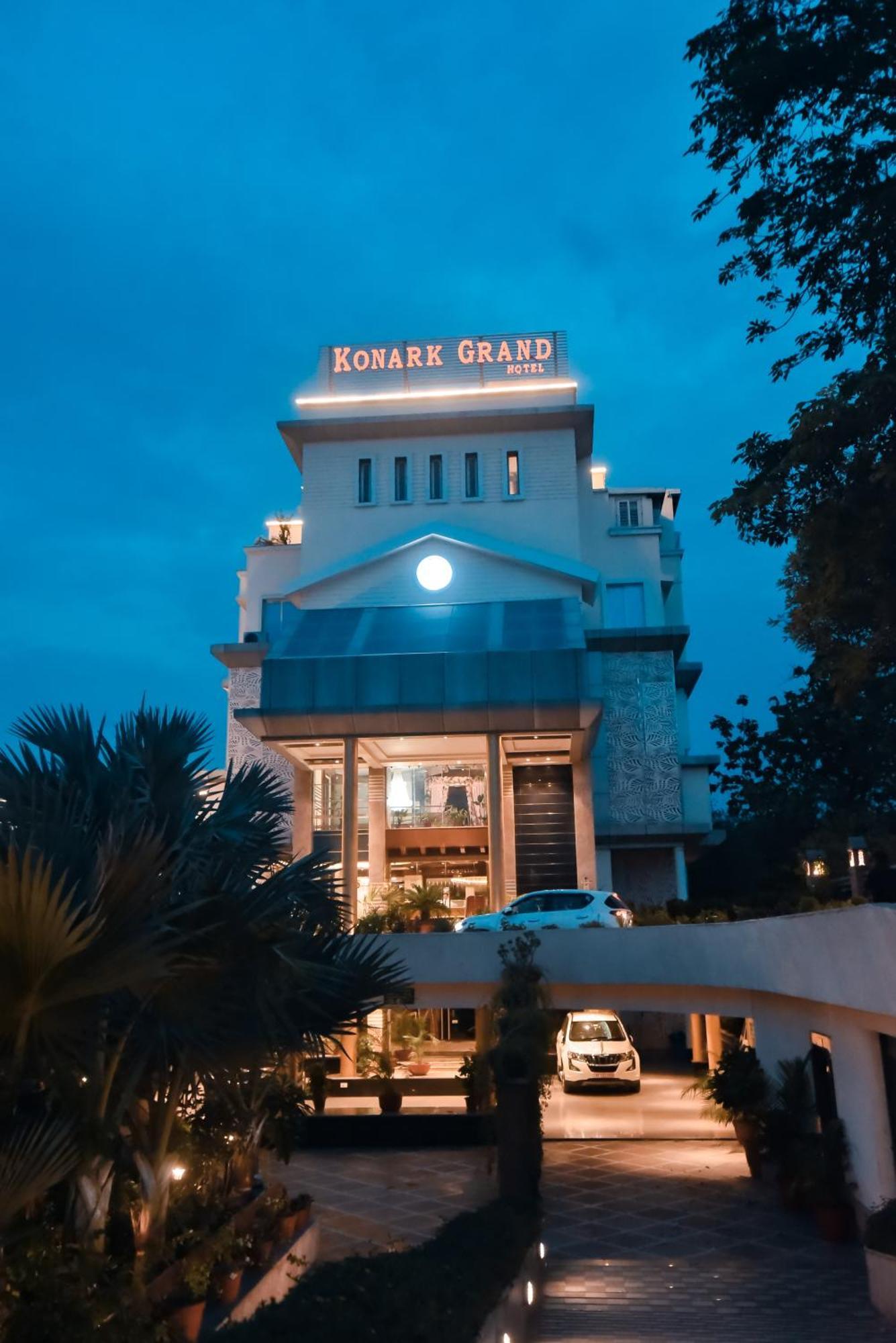 Konark Grand Hotel Mirzāpur Dış mekan fotoğraf