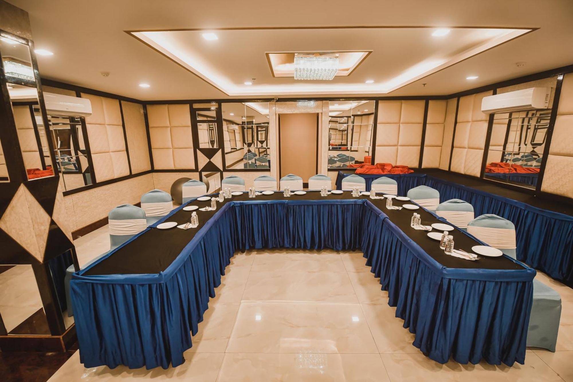 Konark Grand Hotel Mirzāpur Dış mekan fotoğraf