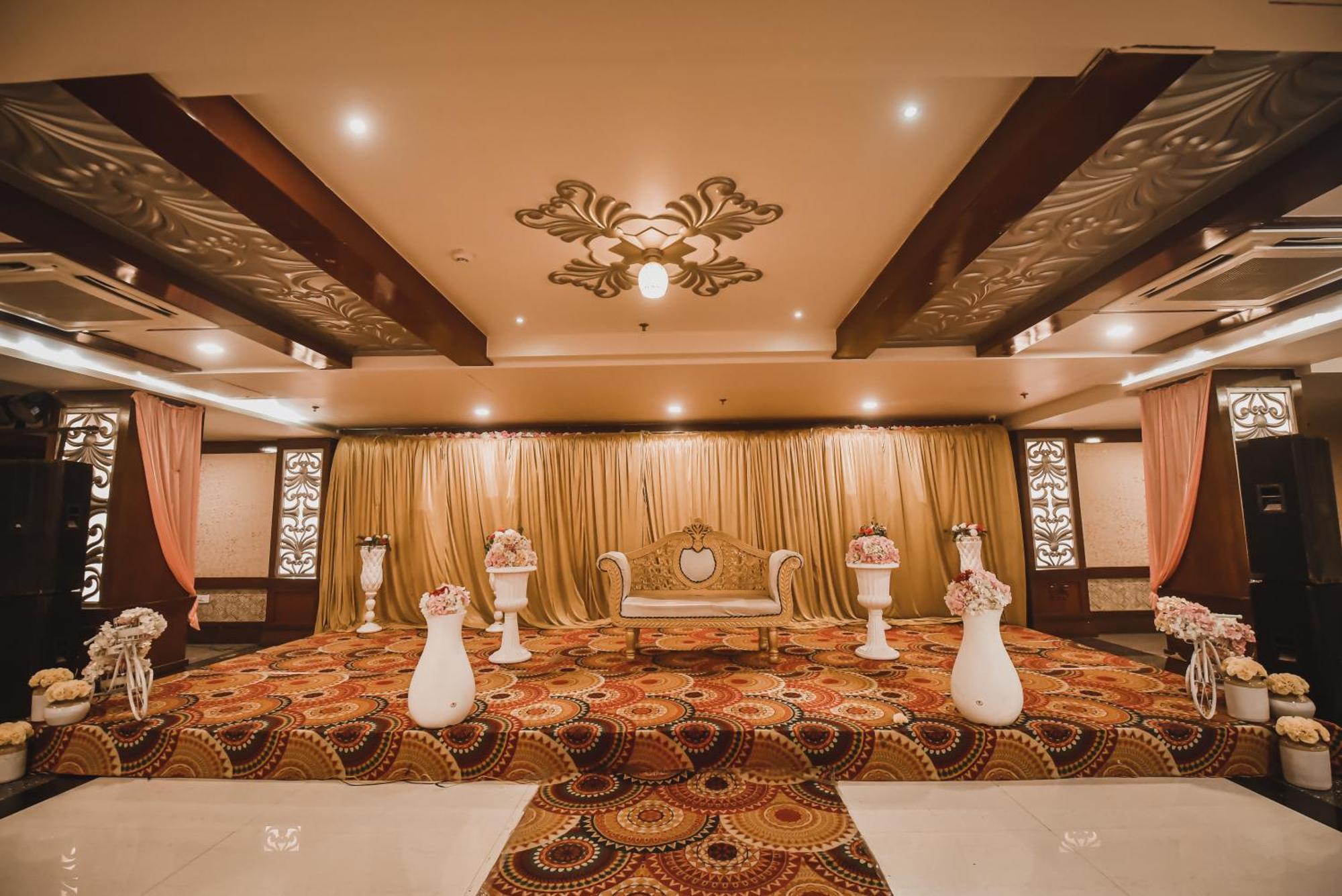 Konark Grand Hotel Mirzāpur Dış mekan fotoğraf