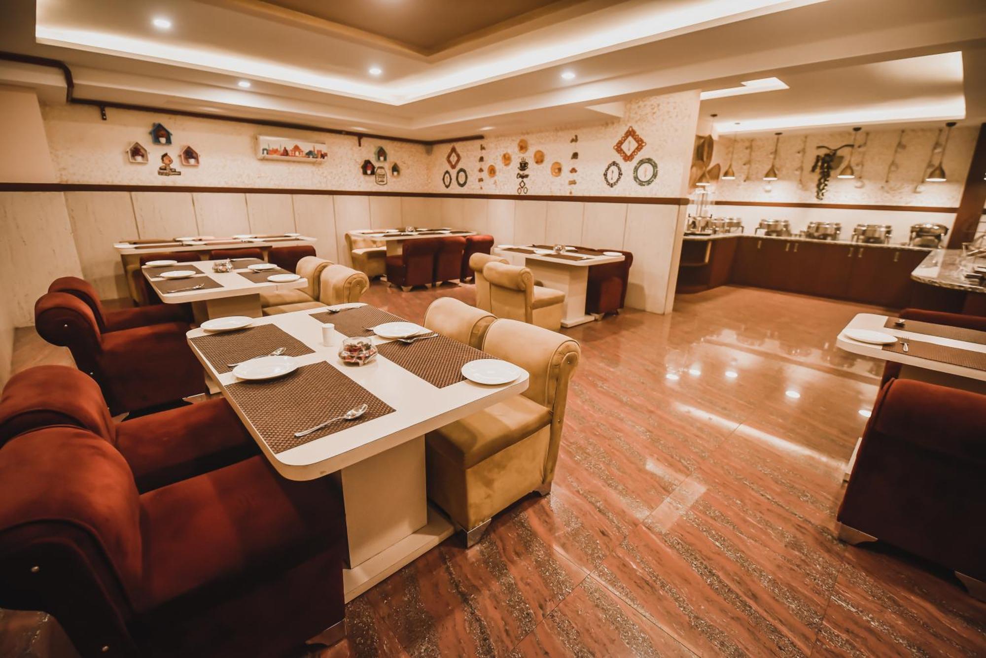 Konark Grand Hotel Mirzāpur Dış mekan fotoğraf