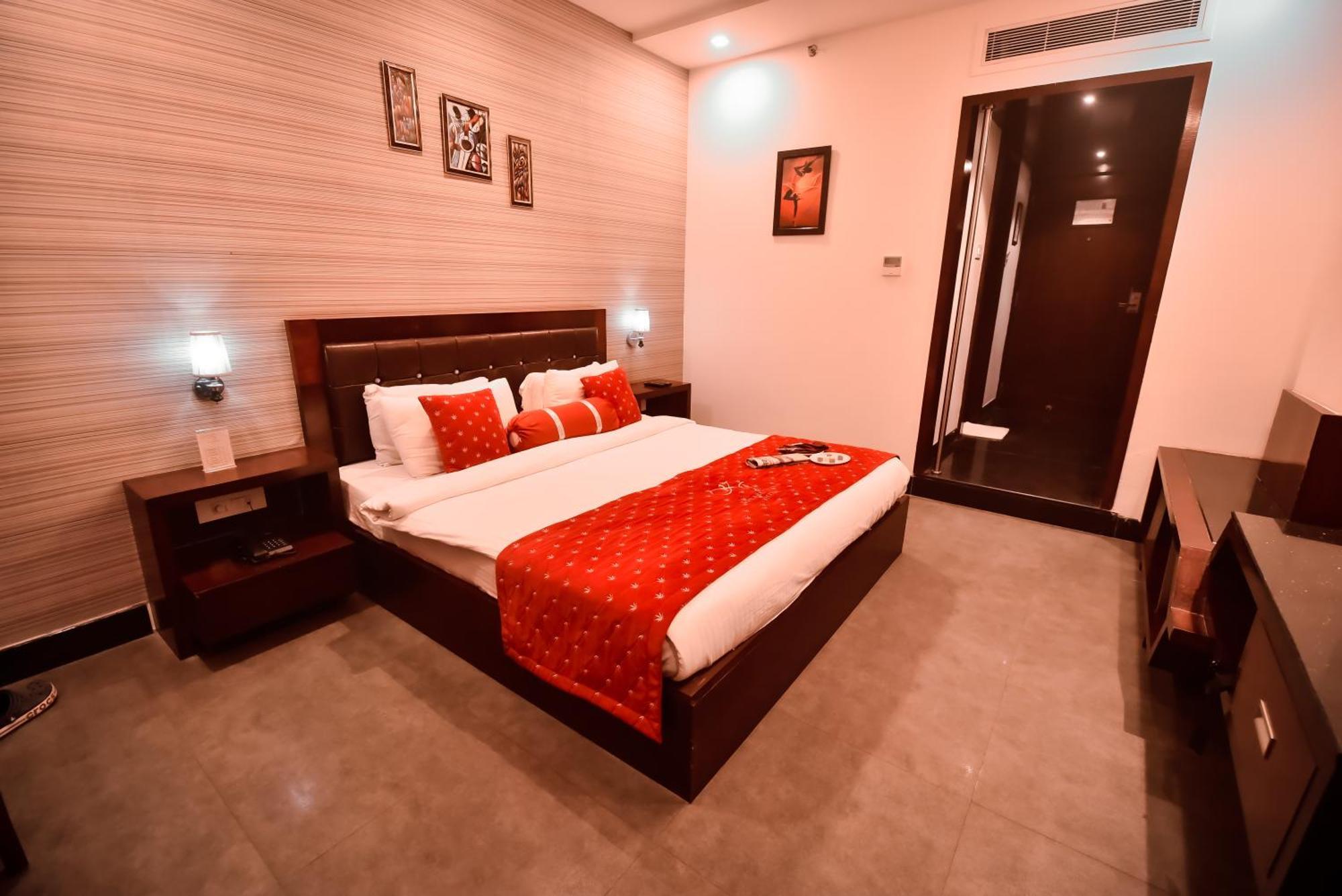 Konark Grand Hotel Mirzāpur Dış mekan fotoğraf