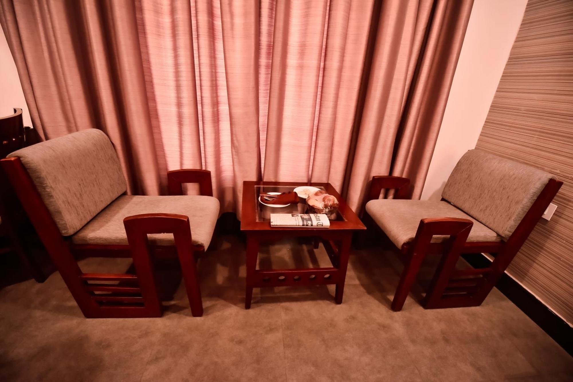 Konark Grand Hotel Mirzāpur Dış mekan fotoğraf