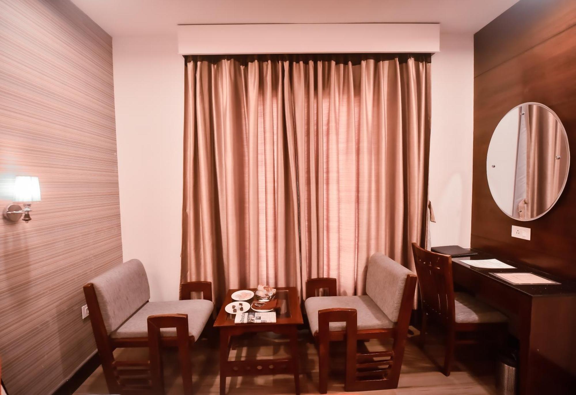 Konark Grand Hotel Mirzāpur Dış mekan fotoğraf