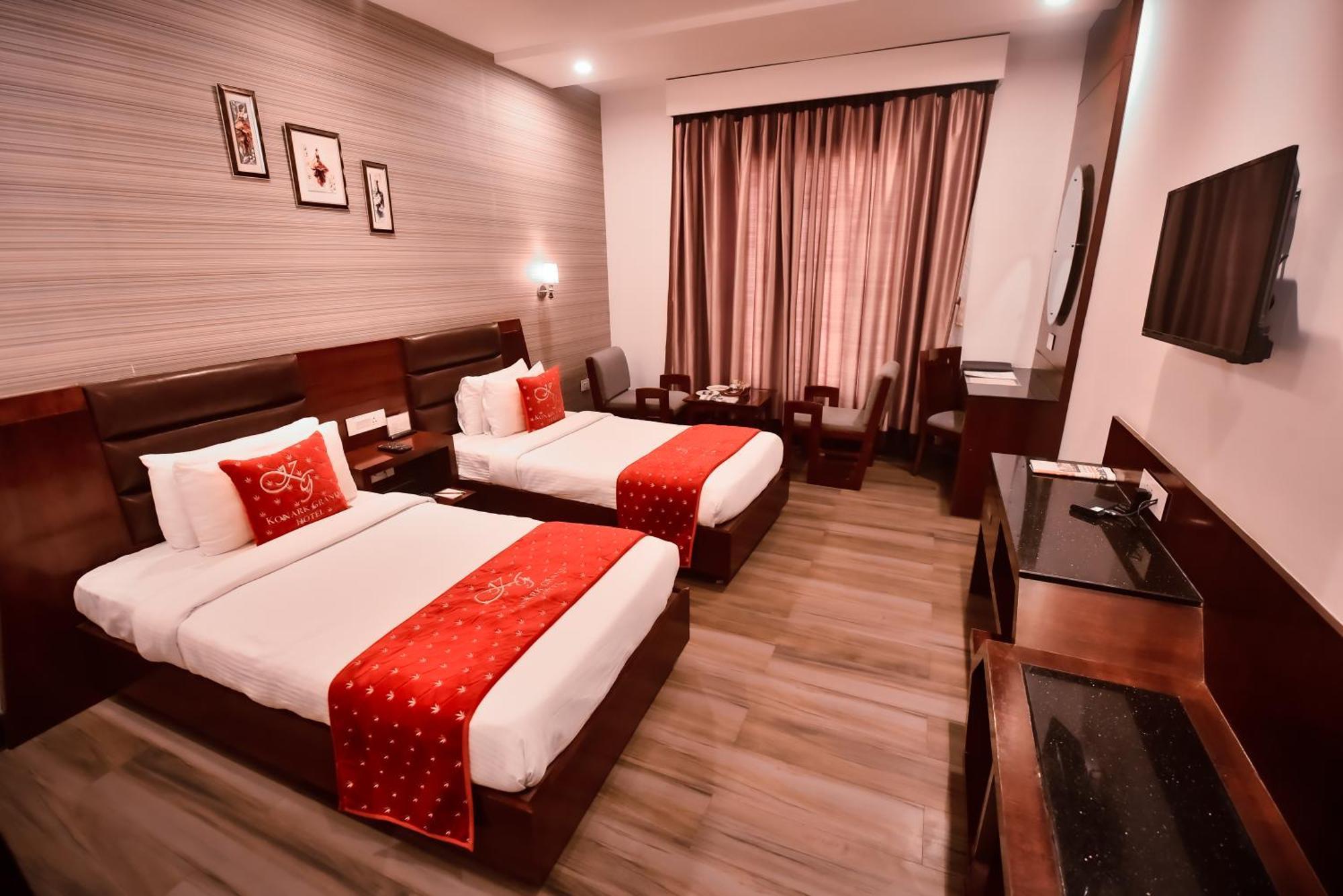 Konark Grand Hotel Mirzāpur Dış mekan fotoğraf