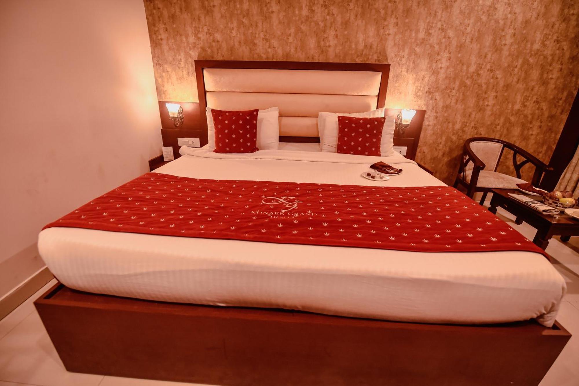 Konark Grand Hotel Mirzāpur Dış mekan fotoğraf