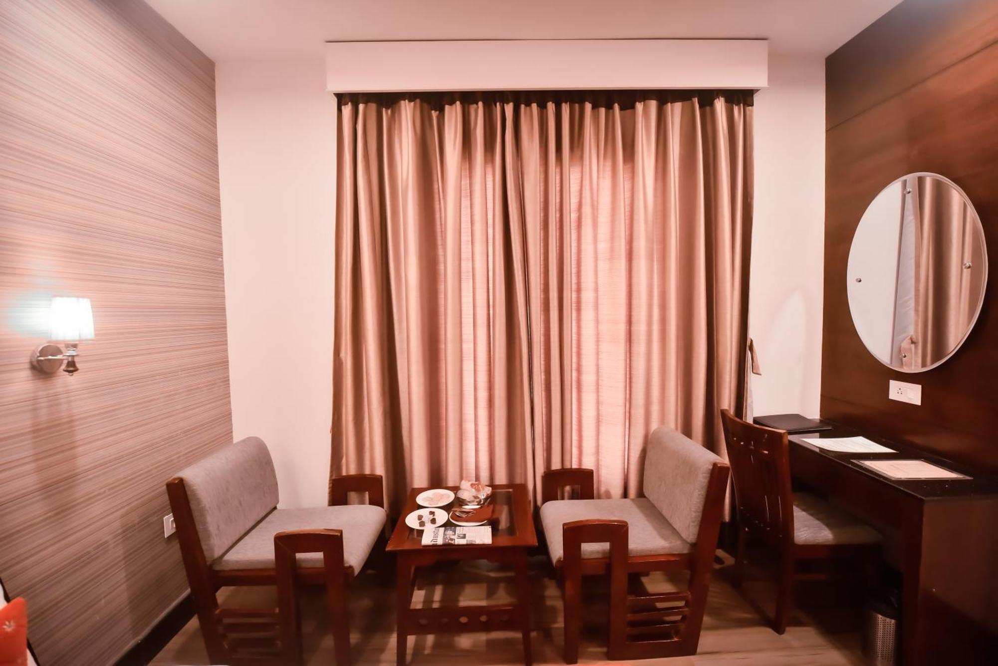 Konark Grand Hotel Mirzāpur Dış mekan fotoğraf