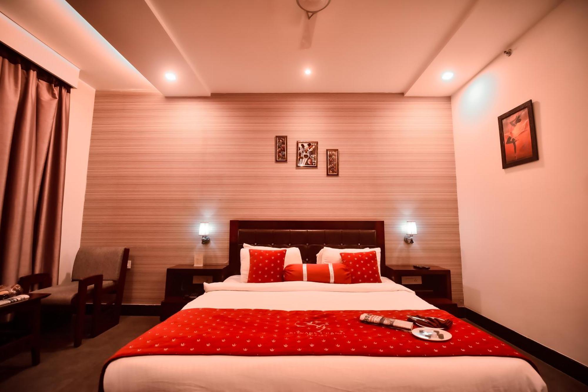 Konark Grand Hotel Mirzāpur Dış mekan fotoğraf