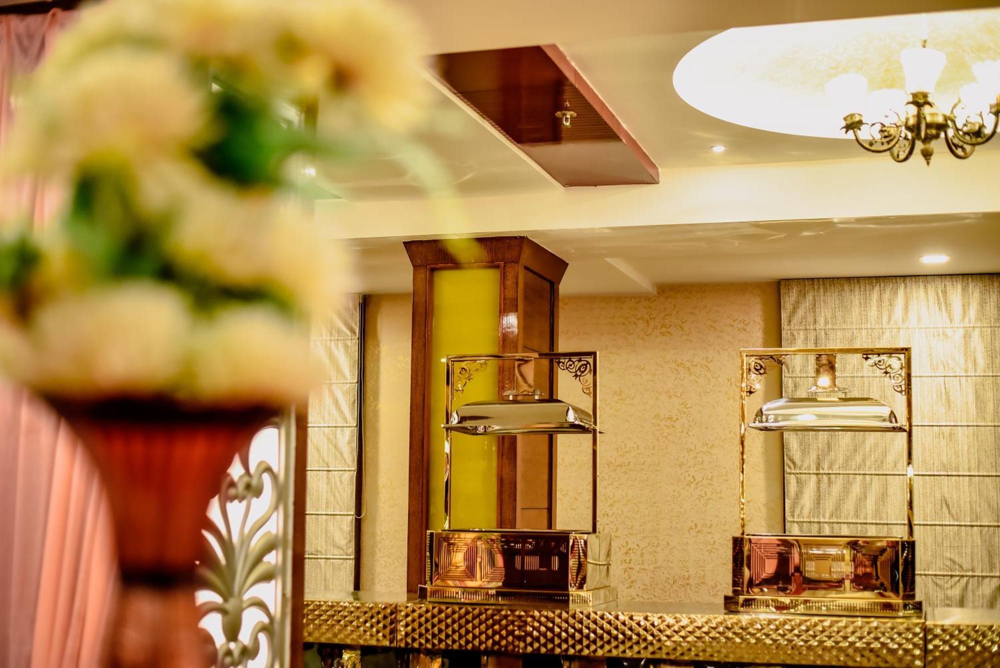 Konark Grand Hotel Mirzāpur Dış mekan fotoğraf