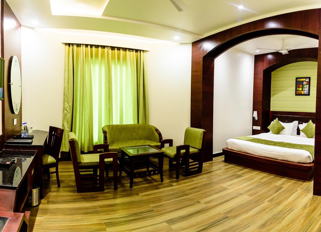 Konark Grand Hotel Mirzāpur Dış mekan fotoğraf