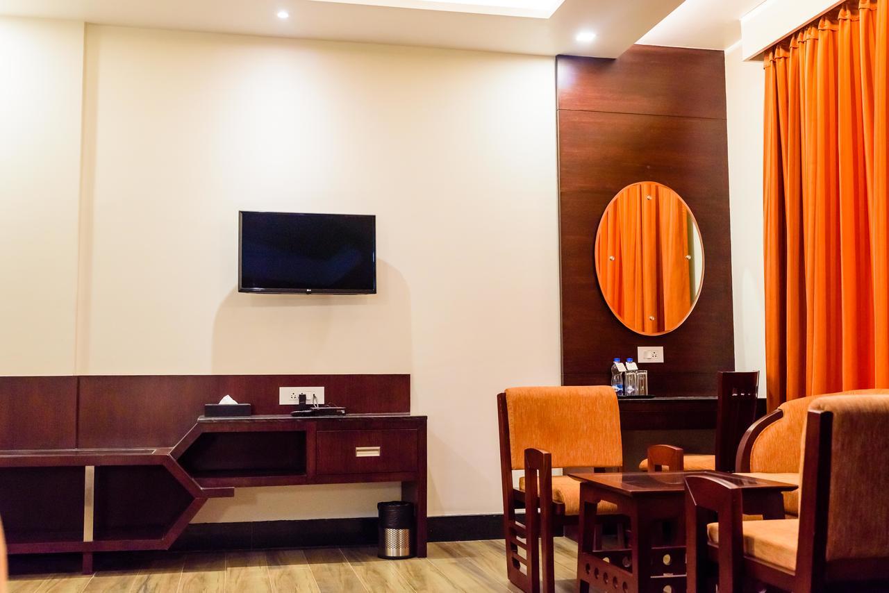 Konark Grand Hotel Mirzāpur Dış mekan fotoğraf