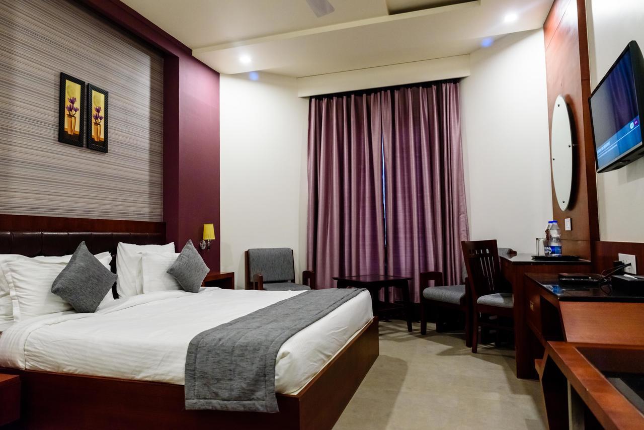 Konark Grand Hotel Mirzāpur Dış mekan fotoğraf