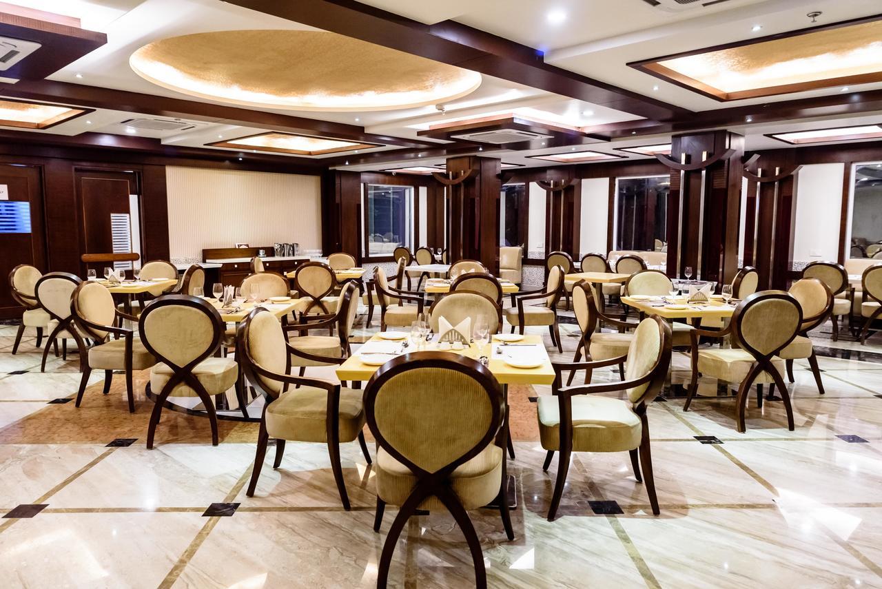 Konark Grand Hotel Mirzāpur Dış mekan fotoğraf