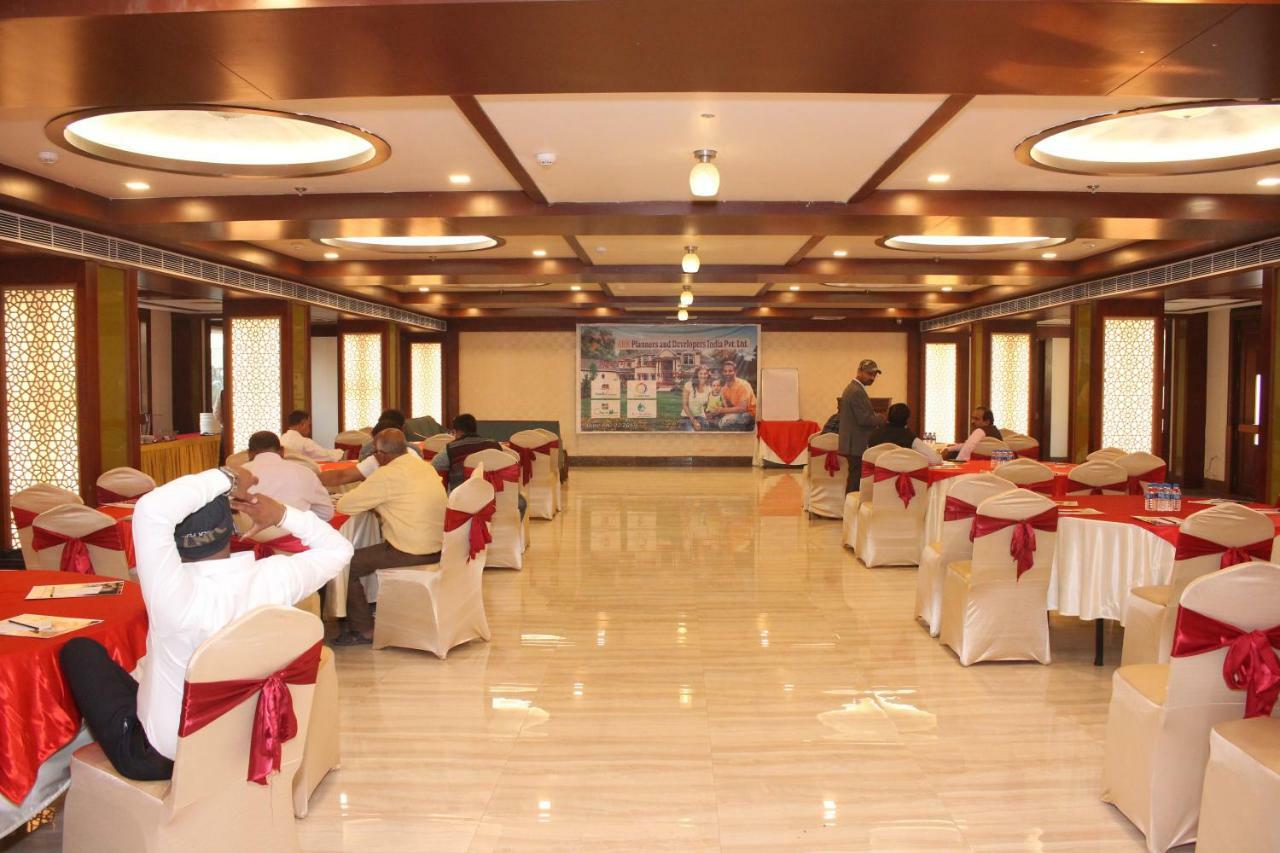Konark Grand Hotel Mirzāpur Dış mekan fotoğraf